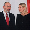 Kopā ar ASV vēstnieku Latvijā Braienu Karlsonu, atklājot Marka Rotko piemiņas izstādi Valsts Mākslas muzejā 2003. gadā.