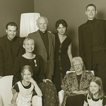 Kopā ar vecākiem – Birutu un Valteru Krūmiņiem, bērniem – Asnāti un Akselu, Žaklīni un Zani un dzīvesbiedru Uģi Zāberu 2002. gada rudenī
