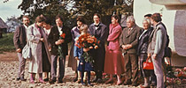Kopā ar tēlnieku Jāni Karlovu eposa "Lāčplēsis" simtgadei veltītā pieminekļa atklāšanā Andreja Pumpura dzimtajā vietā Birzgalē 1988. gadā.