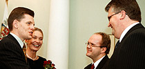 Ministru prezidents Einārs Repše (no kreisās), kultūras ministre Ingūna Rībena, Valsts akadēmiskā kora "Latvija" diriģents Māris Sirmais un kora direktors Māris Ošlejs Ministru kabineta balvas pasniegšanā 2003. gada 12. novembrī. Foto: AFI